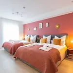 Golden Design Erdgeschoss, Familie & Business, Babybett, Buero, Fitnessecke, Naehe Messe Dus