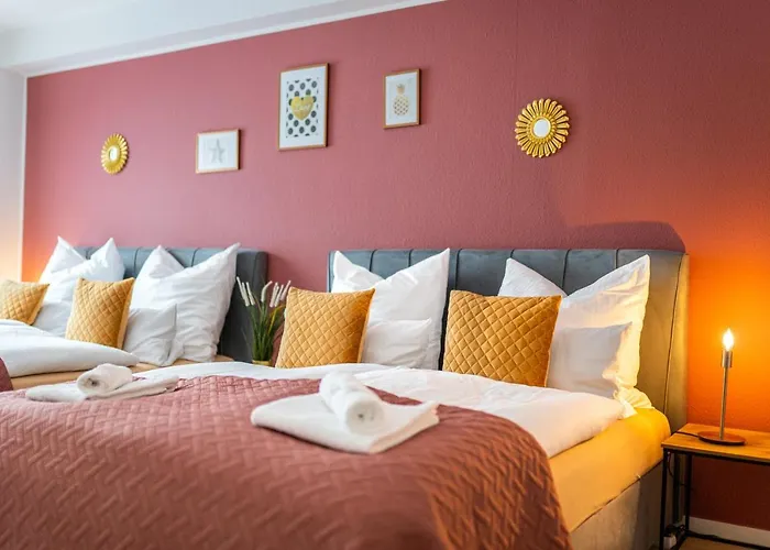 Golden Design Erdgeschoss, Familie & Business, Babybett, Buero, Fitnessecke, Naehe Messe Dus