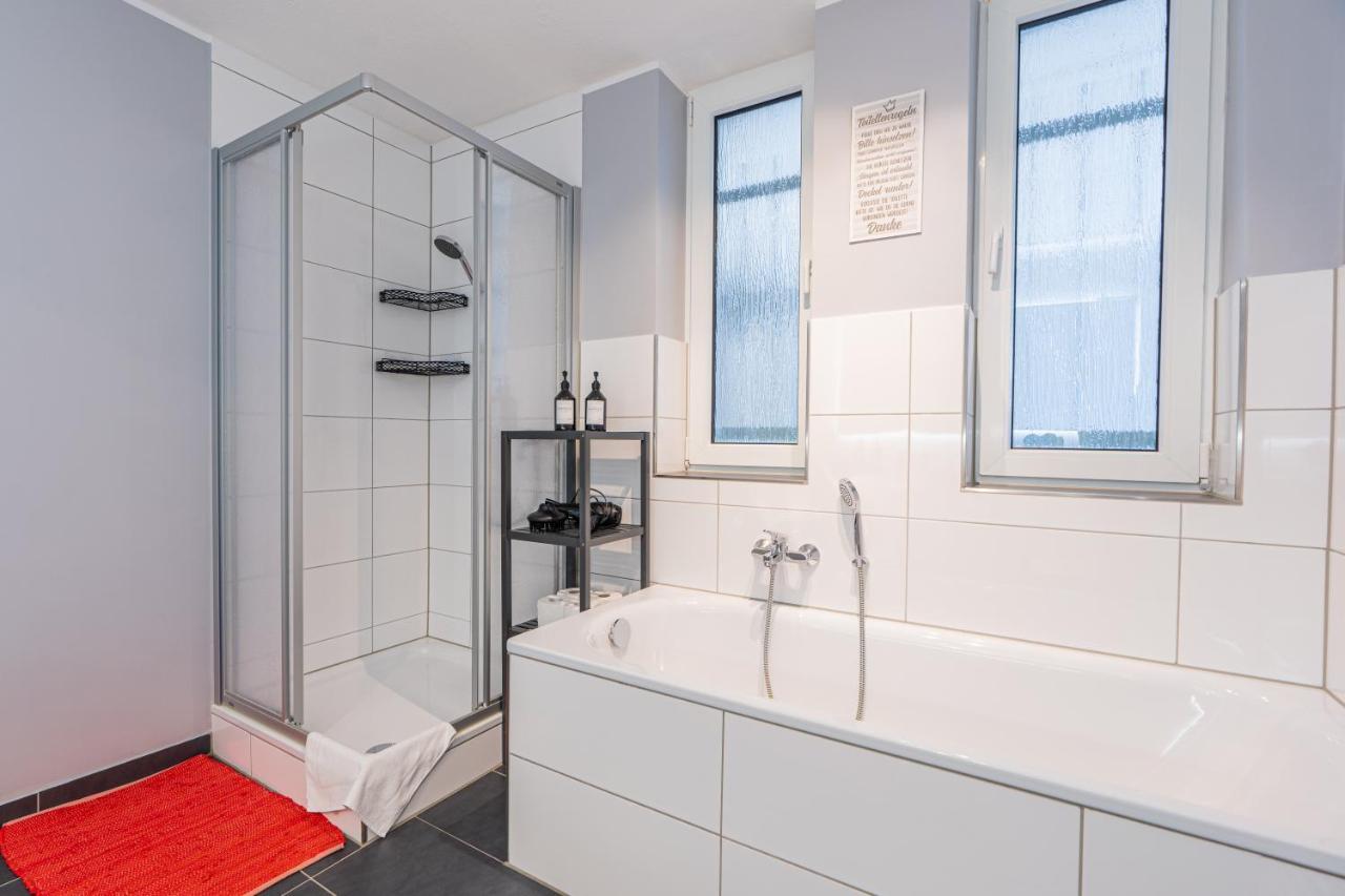 Golden Design Erdgeschoss, Familie & Business, Babybett, Buero, Fitnessecke, Naehe Messe Dus Appartement *