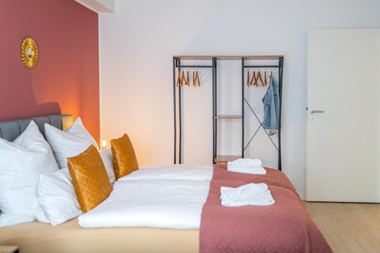 Golden Design Erdgeschoss, Familie & Business, Babybett, Buero, Fitnessecke, Naehe Messe Dus Appartement