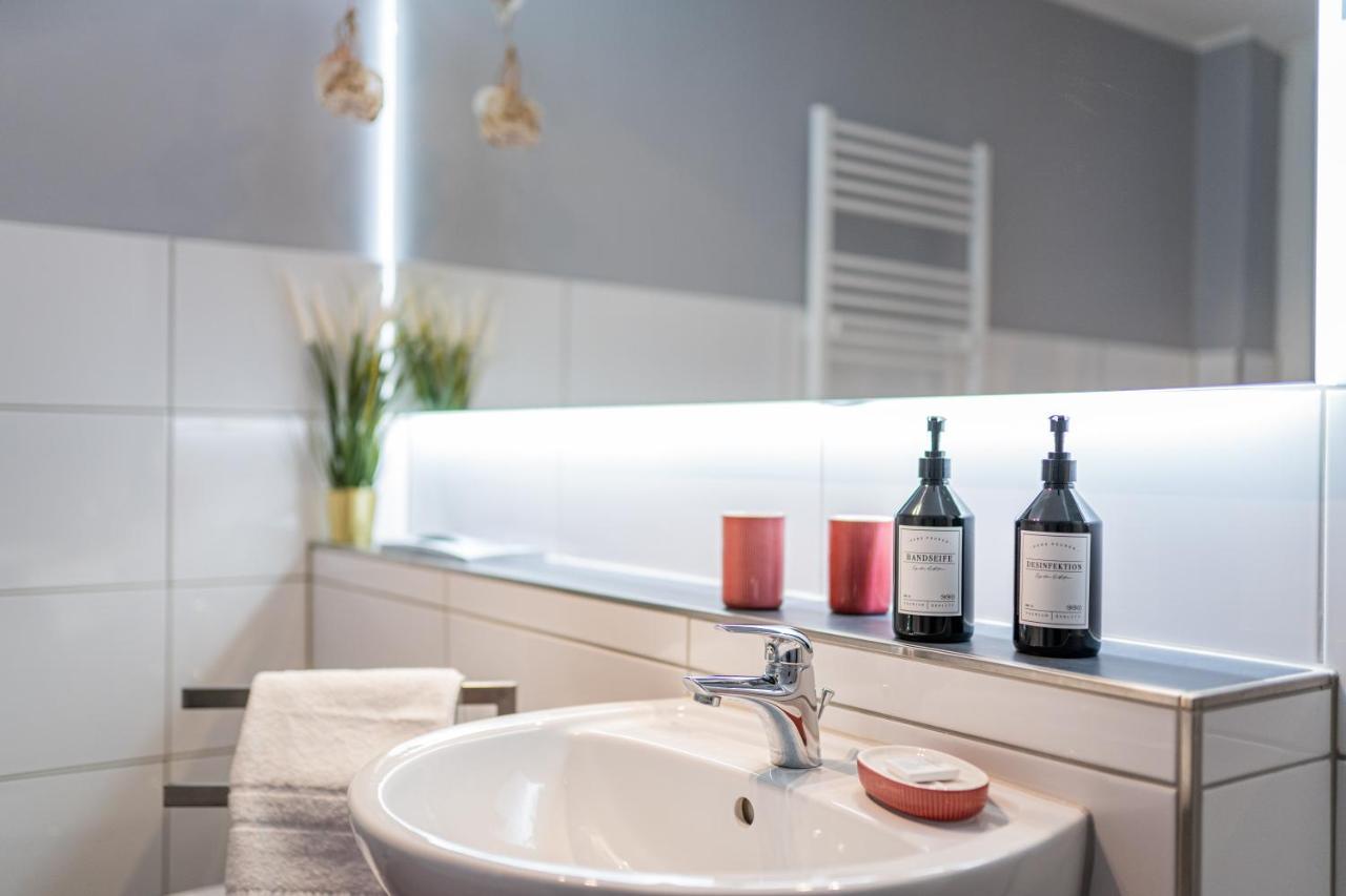 Golden Design Erdgeschoss, Familie & Business, Babybett, Buero, Fitnessecke, Naehe Messe Dus Apartment *
