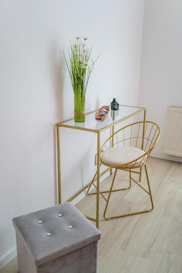 Golden Design Erdgeschoss, Familie & Business, Babybett, Buero, Fitnessecke, Naehe Messe Dus Appartement Duisburg