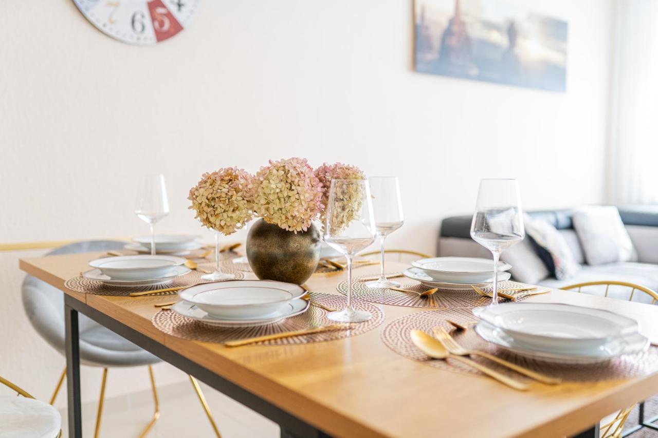 Golden Design Erdgeschoss, Familie & Business, Babybett, Buero, Fitnessecke, Naehe Messe Dus