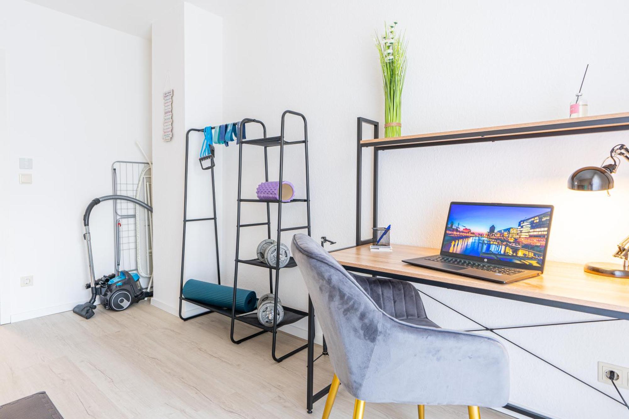 Golden Design Erdgeschoss, Familie & Business, Babybett, Buero, Fitnessecke, Naehe Messe Dus *