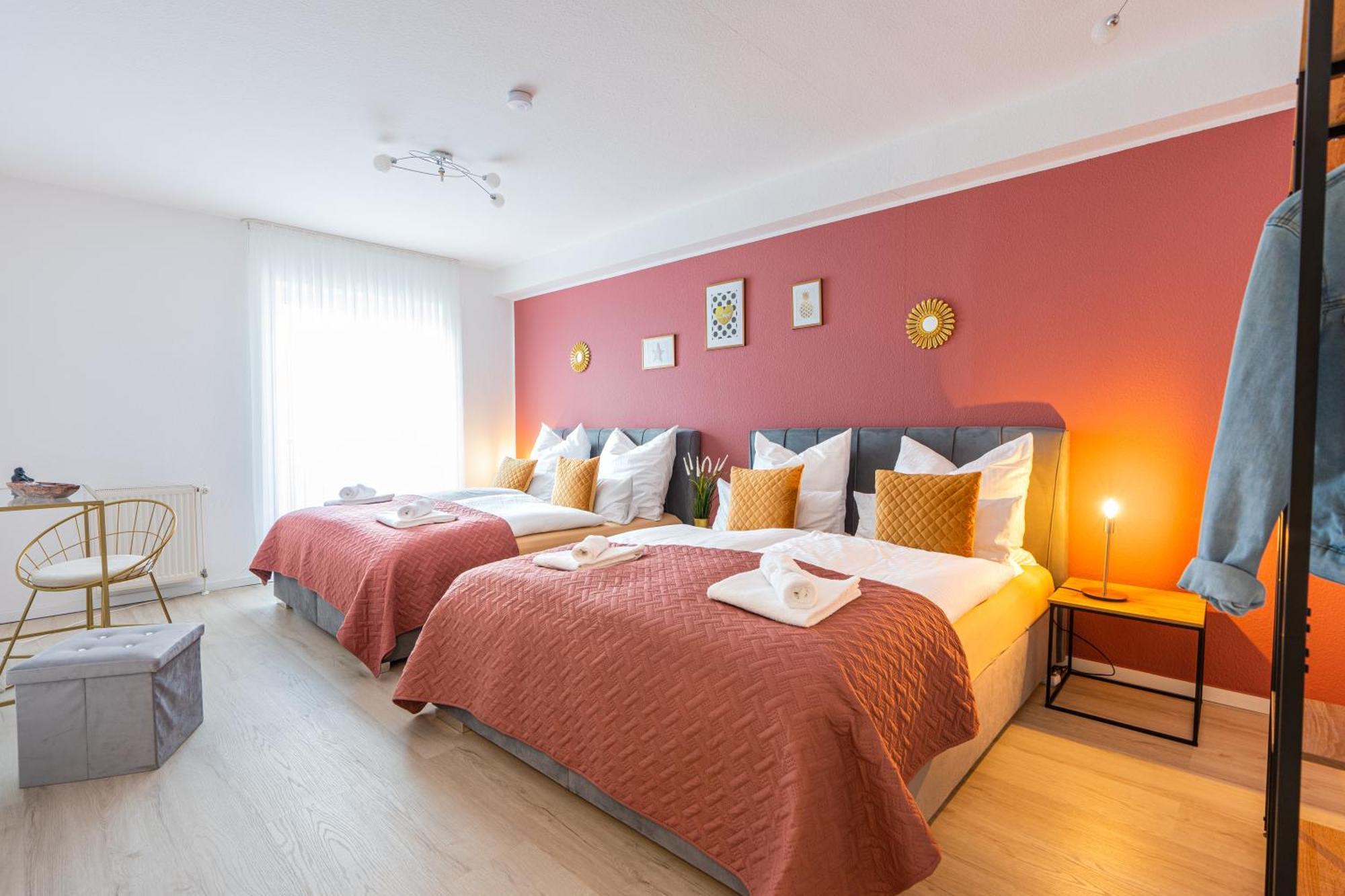 Golden Design Erdgeschoss, Familie & Business, Babybett, Buero, Fitnessecke, Naehe Messe Dus